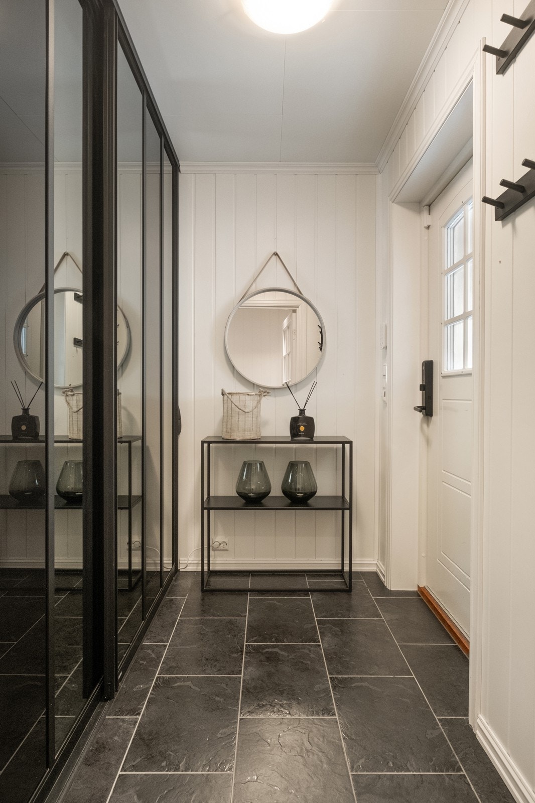 Skyvedørsgarderobe med speilfronter montert i entreen. Galleribilde