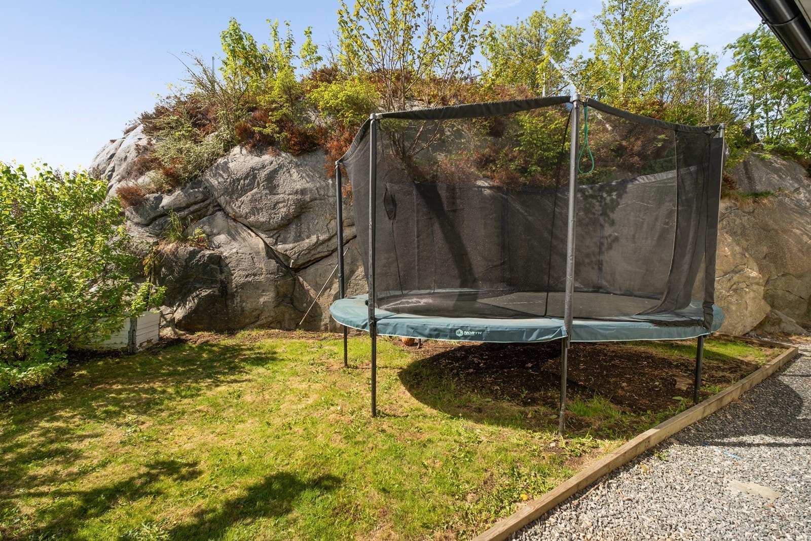 Tomten er pent opparbeidet med plen, gruslagte gangarealer og fjell. Galleribilde