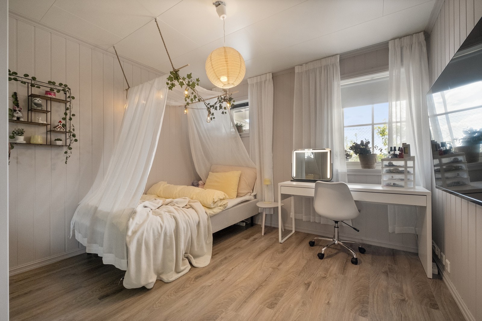 Soverom 2 er av romslig størrelse og har plass til sove- og arbeidsområde. Galleribilde