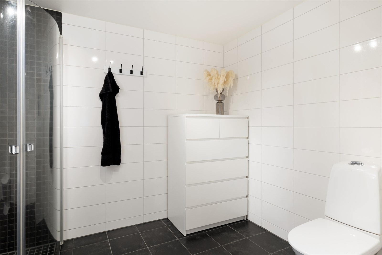 Badet er innreia med dusjhjørne med svingbare dører og har balansert ventilasjon. Galleribilde