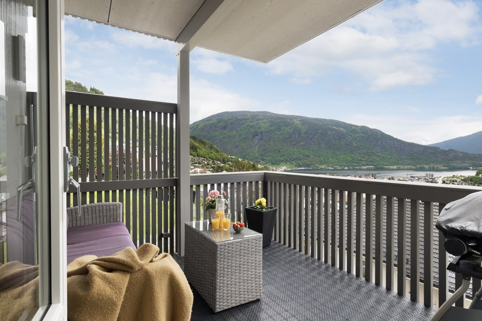 Leilegheita har overbygd og sørleg vendt veranda med plass til utemøbler og grill. Galleribilde