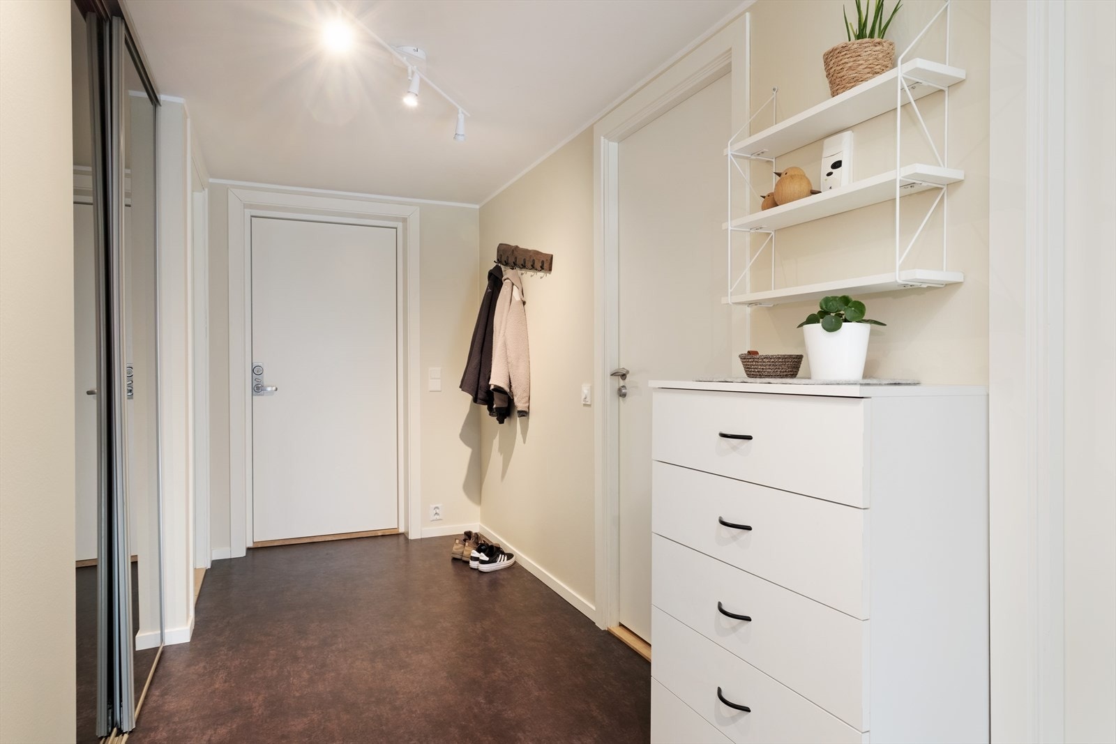 Innbydande entré med romsleg skyvedørsgarderobe og plass til oppheng av ytterkle. Galleribilde