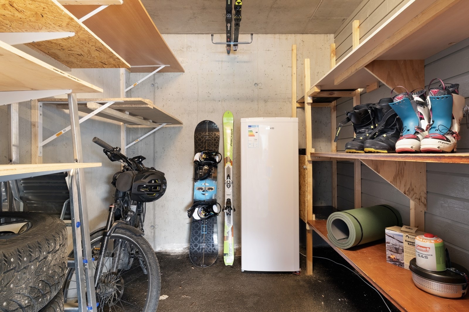 Tilhøyrande sportsbod på 5 m² i bakkant med god plass til sportsutstyr og dekkoppbevaring. Galleribilde
