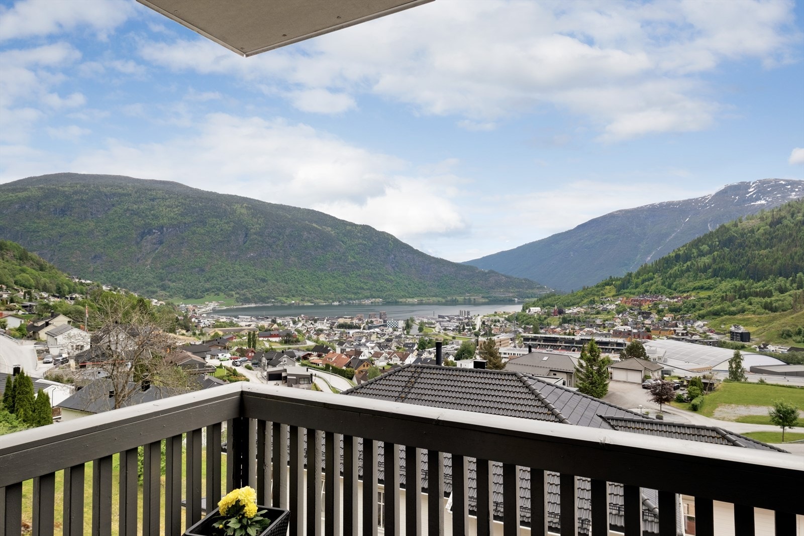 Her kan ein nyte gode solforhold og vid utsikt over sentrum og fjorden. Galleribilde