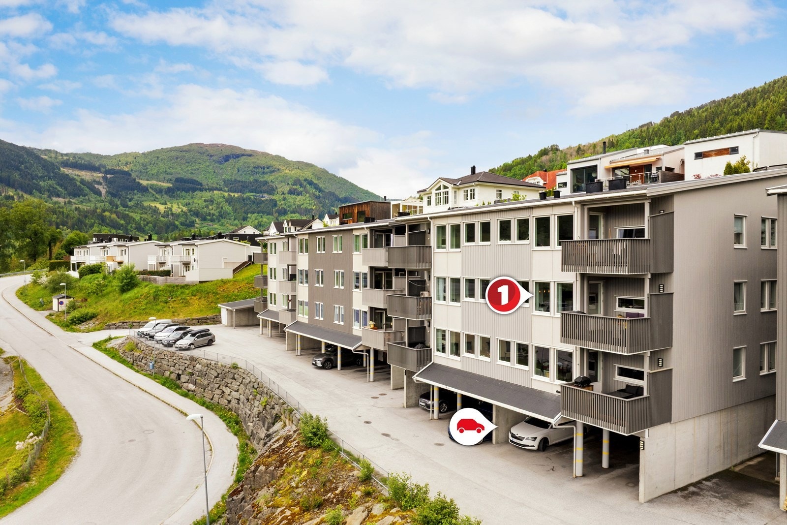 Leilegheita ligg i 2.etasje og er ein del av sameiget Kvåle Panorama med eigen parkering i underetasjen. Galleribilde