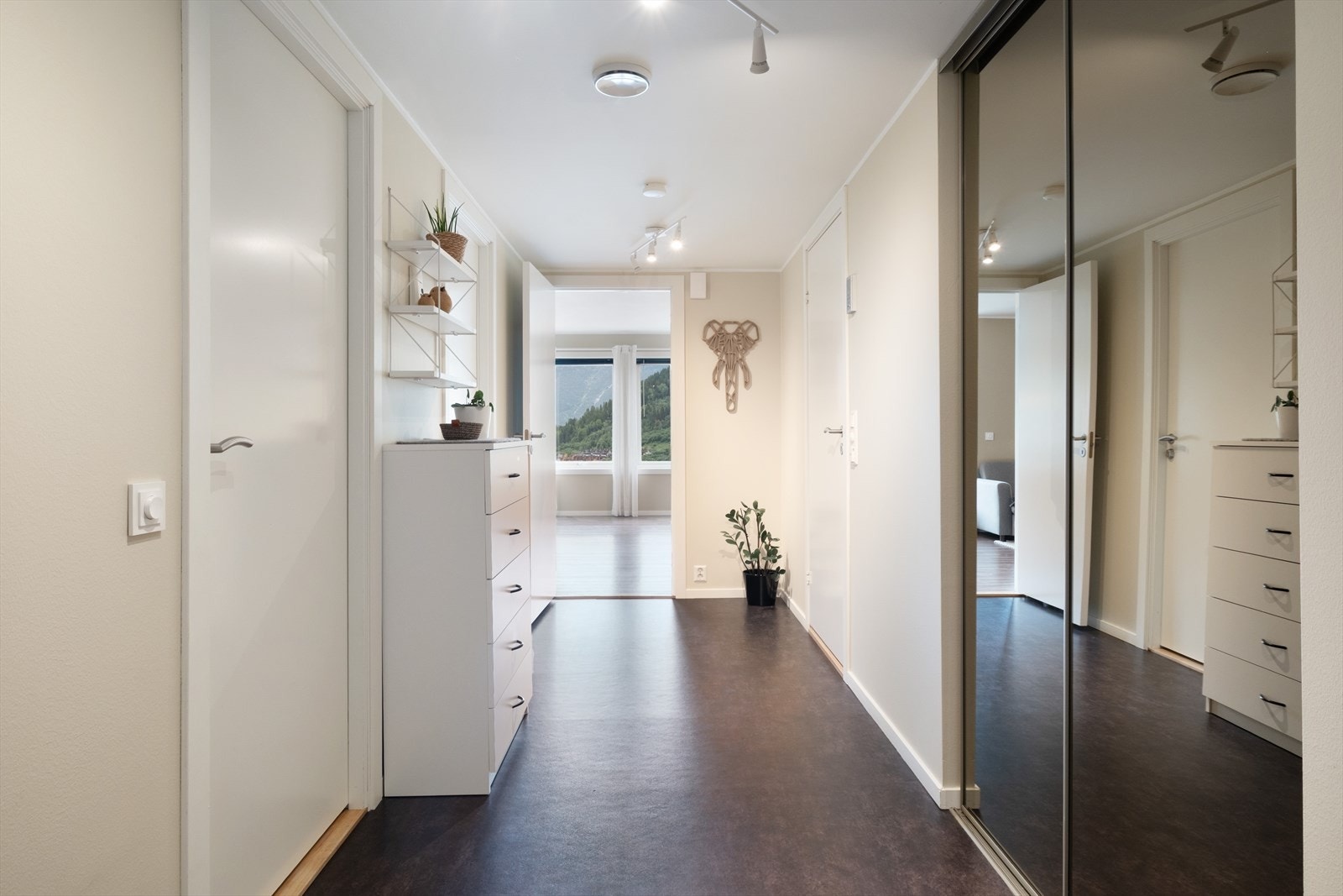 Leilegheita har gjennomgåande morderne og delikate fargar som gjev eit tidsriktig uttrykk. Galleribilde