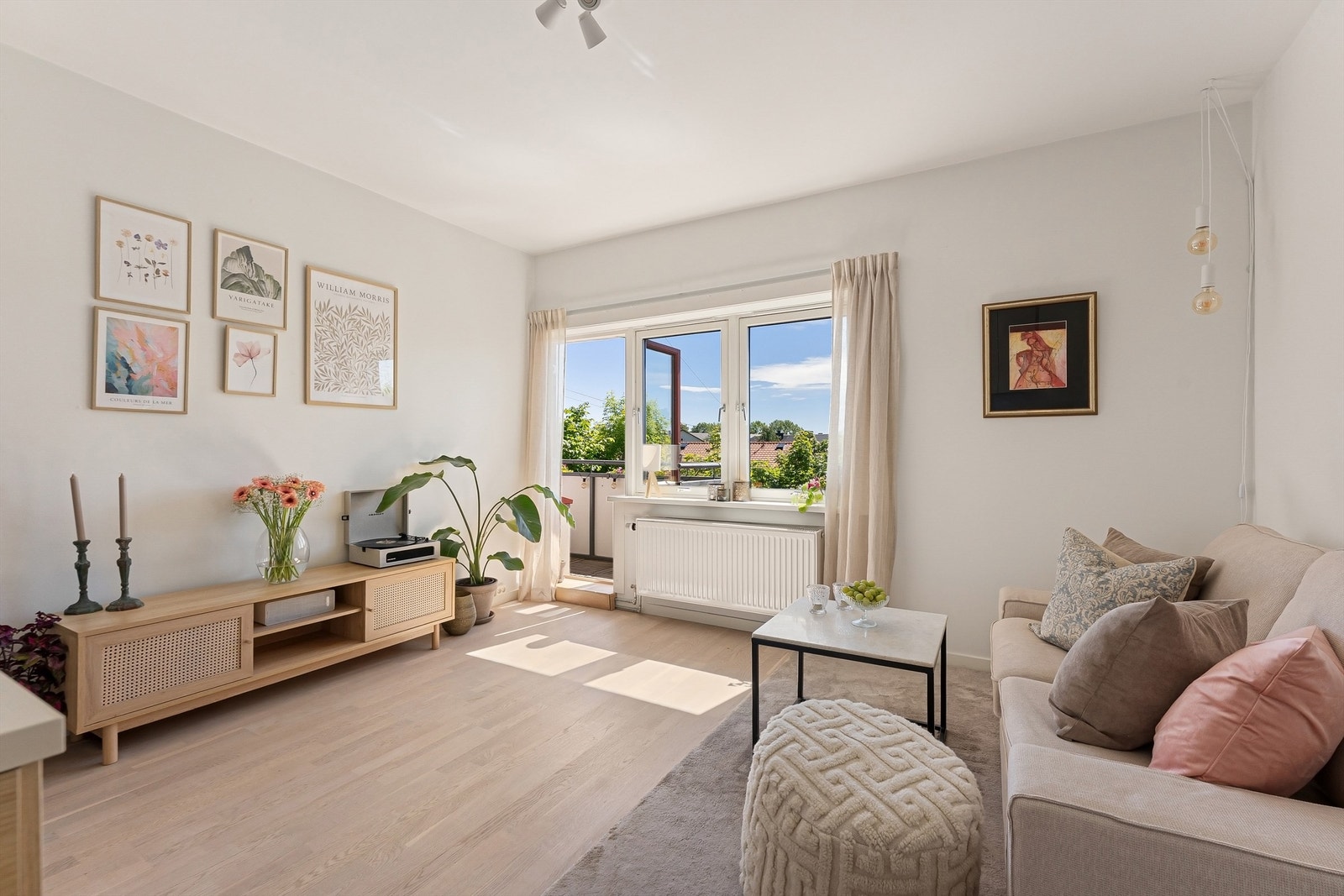 Stuen har god plass til både sofagruppe og medieoppsett, med en takhøyde på ca. 2,63 meter. Galleribilde