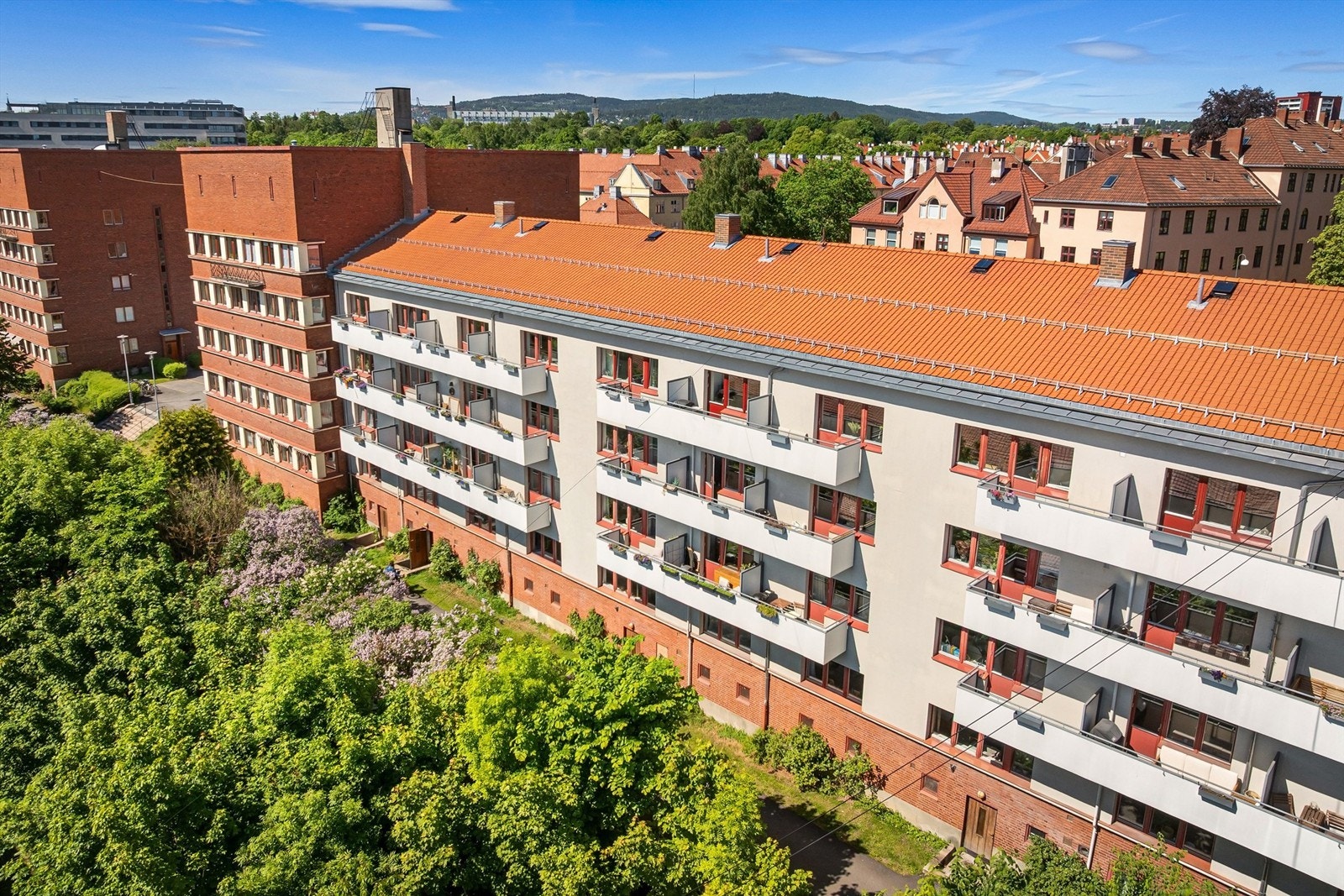 God offentlig kommunikasjon med bussholdeplass ved Arkitekt Rivertz plass kun tre minutters gange unna. Galleribilde