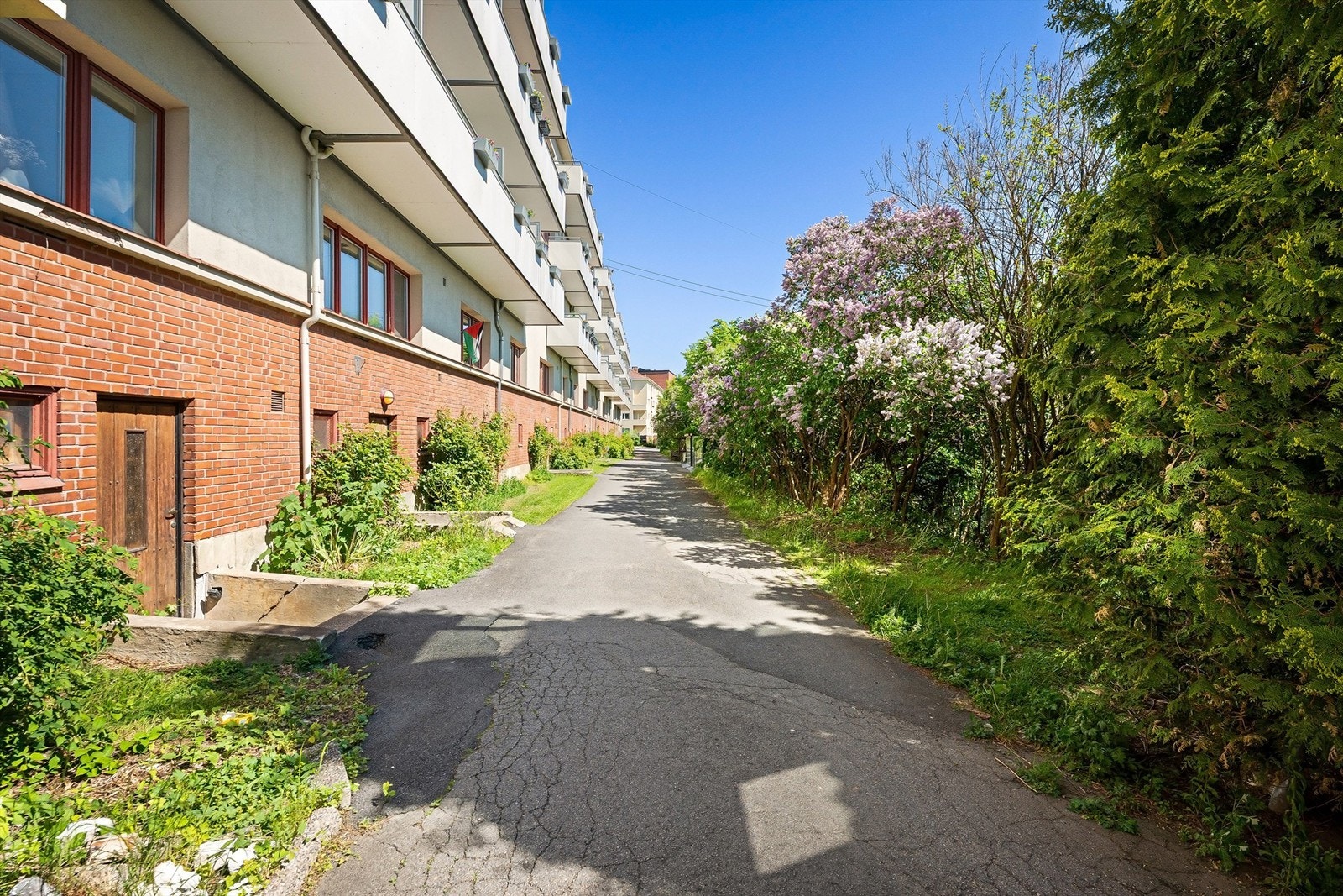 Bygget er fra 1938 og har fellesarealer opparbeidet med plen og beplantning. Galleribilde
