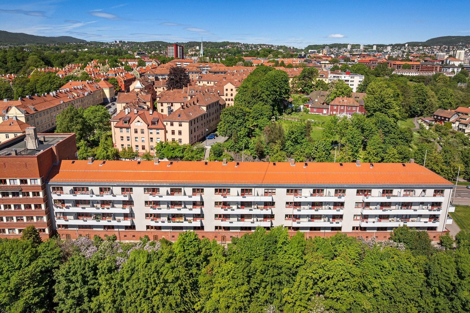 Utsikt over nærområdet med sine klassiske bygårder og grøntområder. Galleribilde