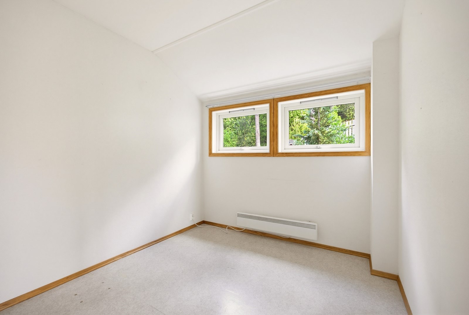 Soverom med plass til seng, garderobe og øvrig møblement. Galleribilde