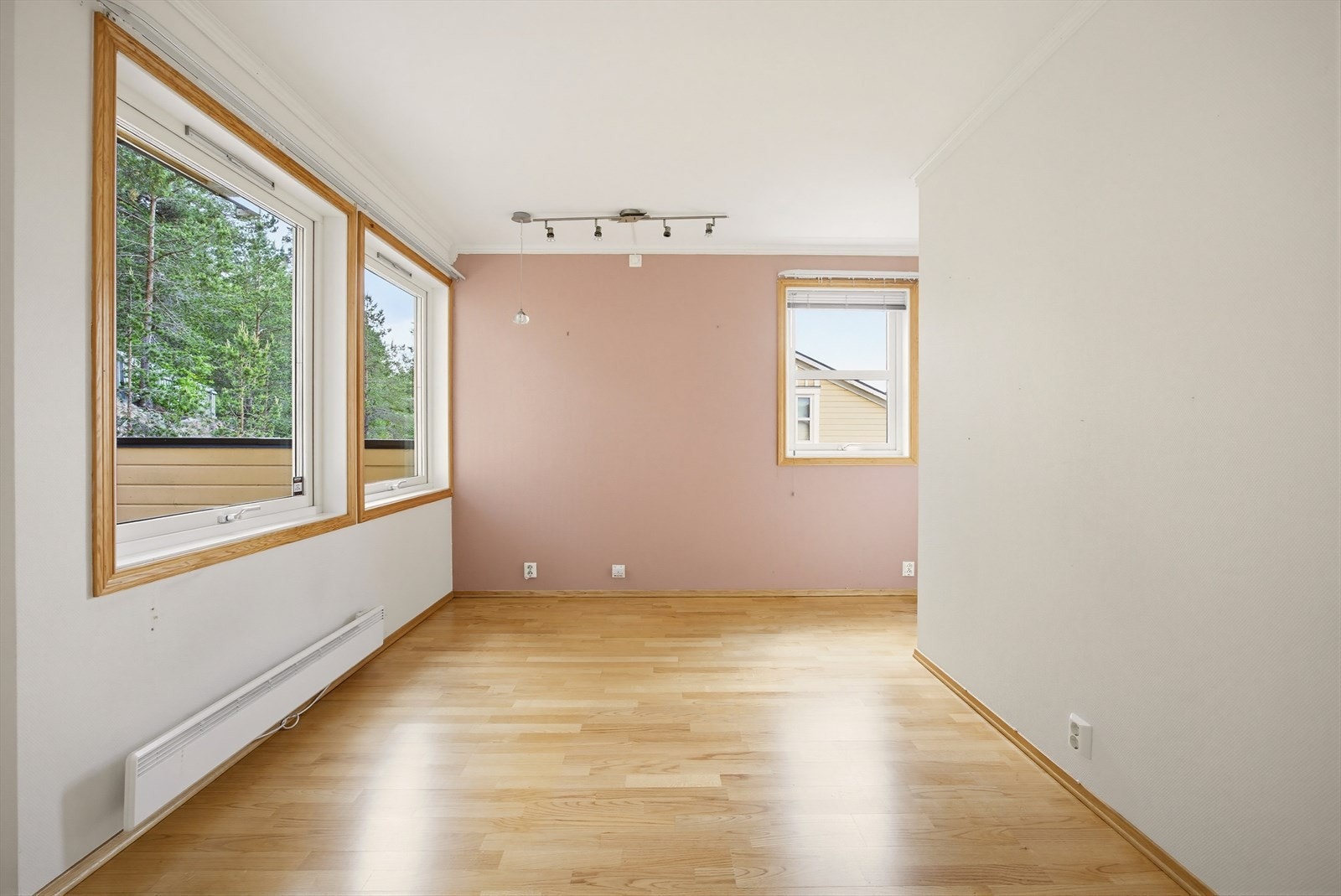 Loftstuen fremstår som et lyst og fleksibelt oppholdsrom med flere innredningsmuligheter. Galleribilde