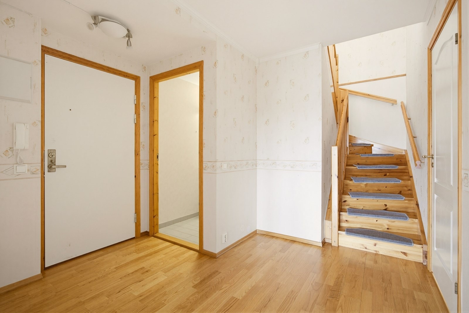 Innbydende inngangsparti med trappeforbindelse til boligens toppetasje. Galleribilde