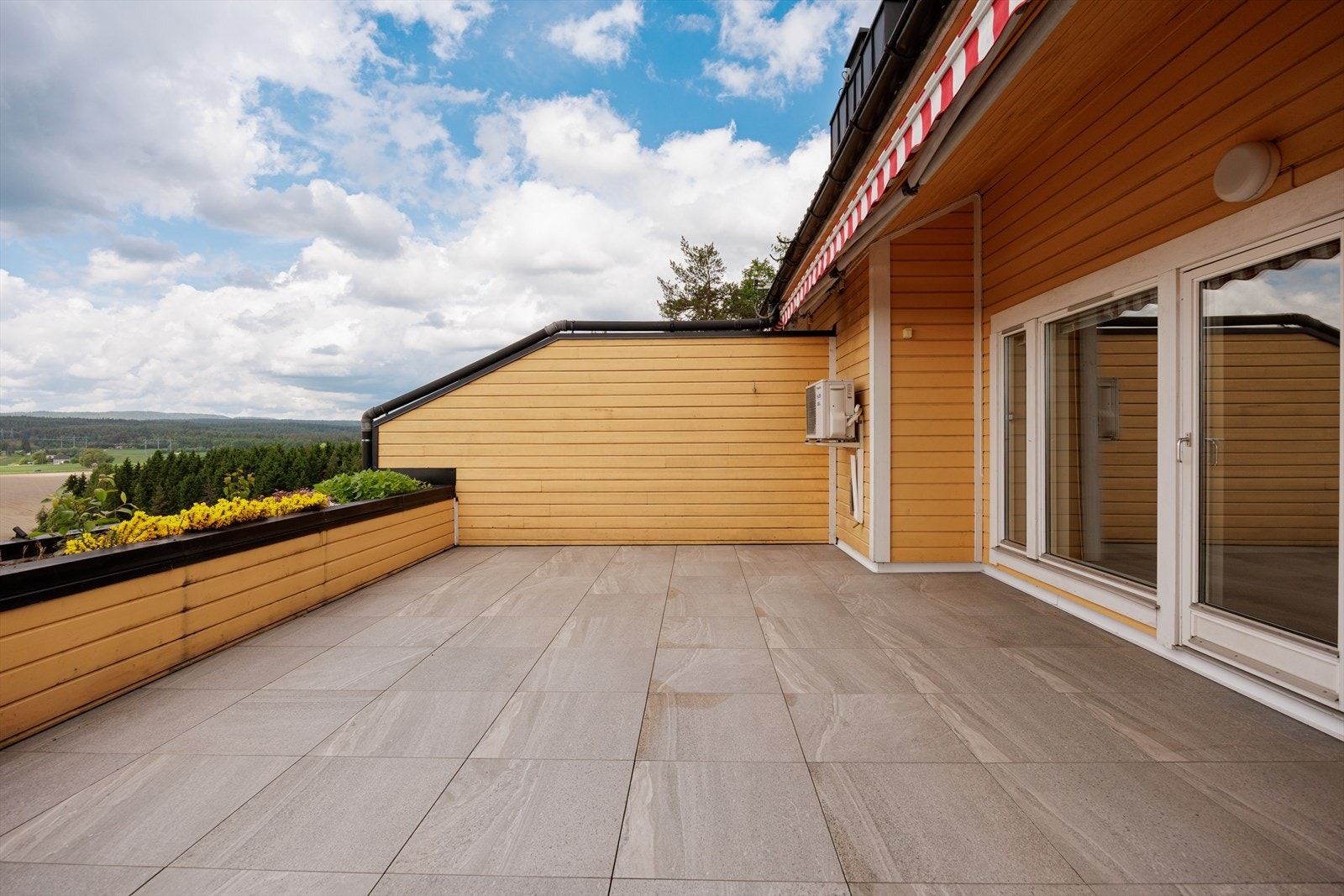 Terrassen har en skjermet beliggenhet og gode forhold for lange sommerdager utendørs. Galleribilde