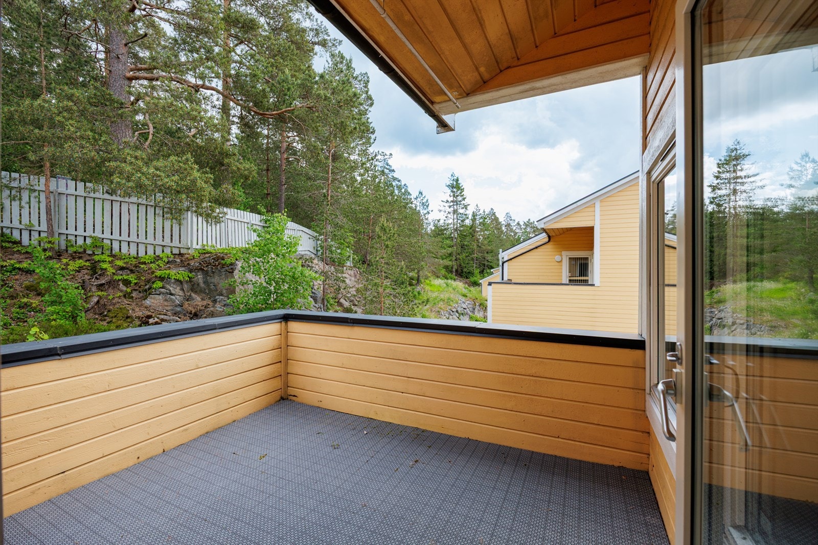 Fra takterrassen kan man nyte rolige omgivelser og utsyn mot nærliggende grøntområder. Galleribilde