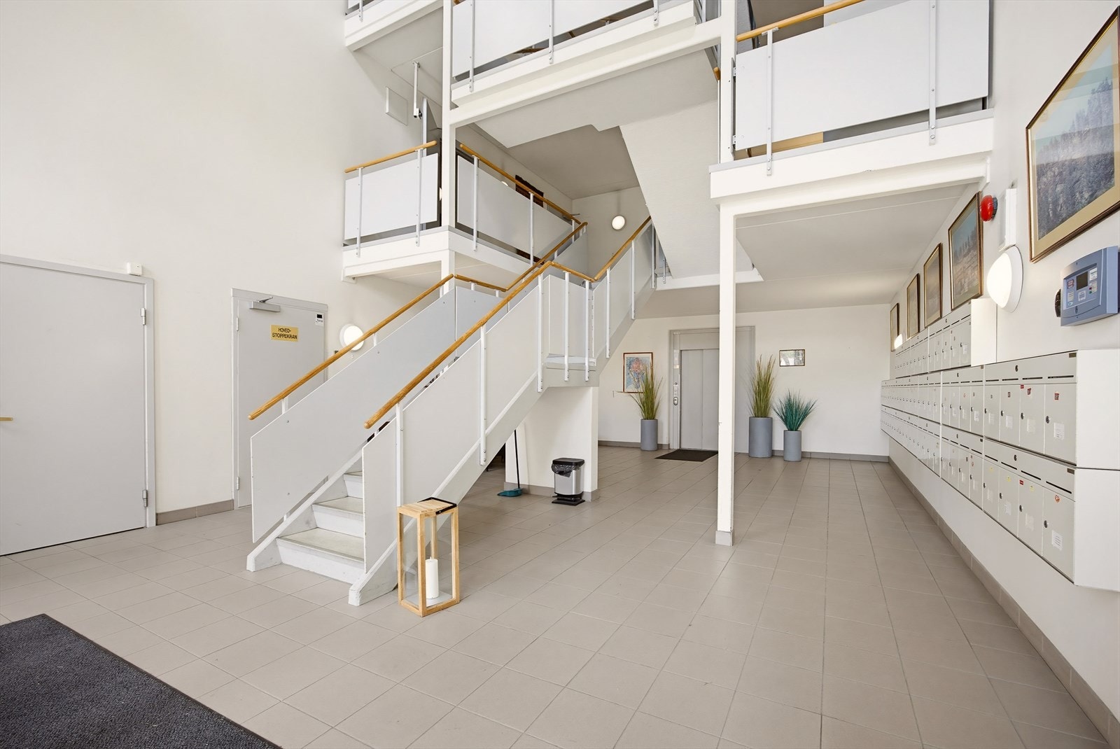 Fellesområde ved inngangen til blokken. Galleribilde
