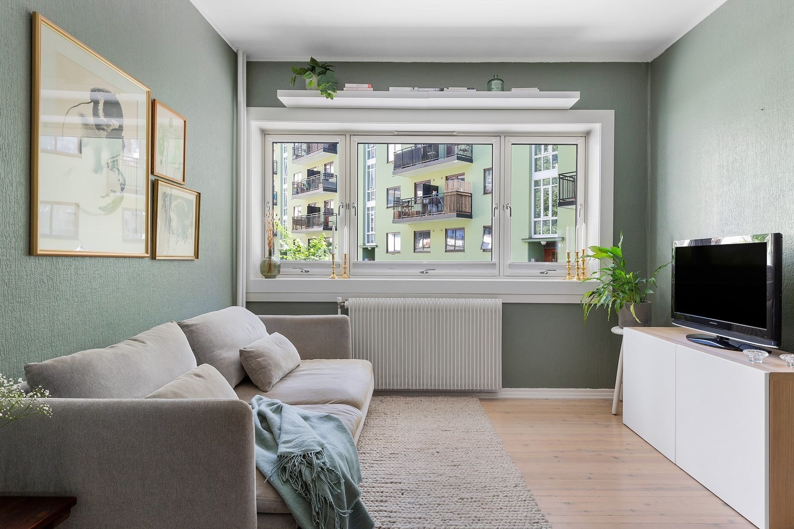 Stuen har en arealeffektiv utforming og store vindusflater som slipper inn rikelig med naturlig lys Galleribilde