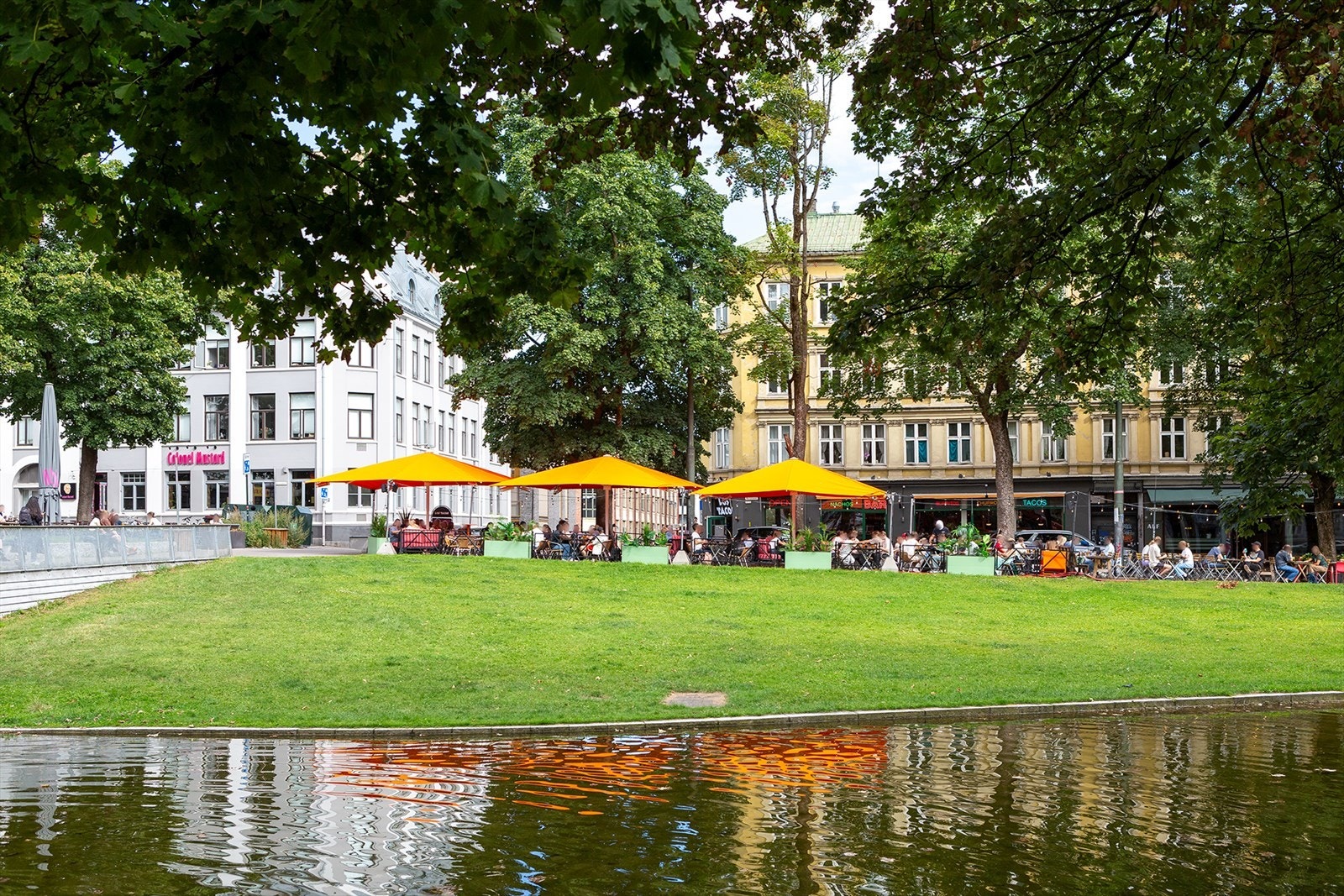Alexander Kiellands plass er et populært møtested med grøntarealer og hyggelige serveringstilbud Galleribilde