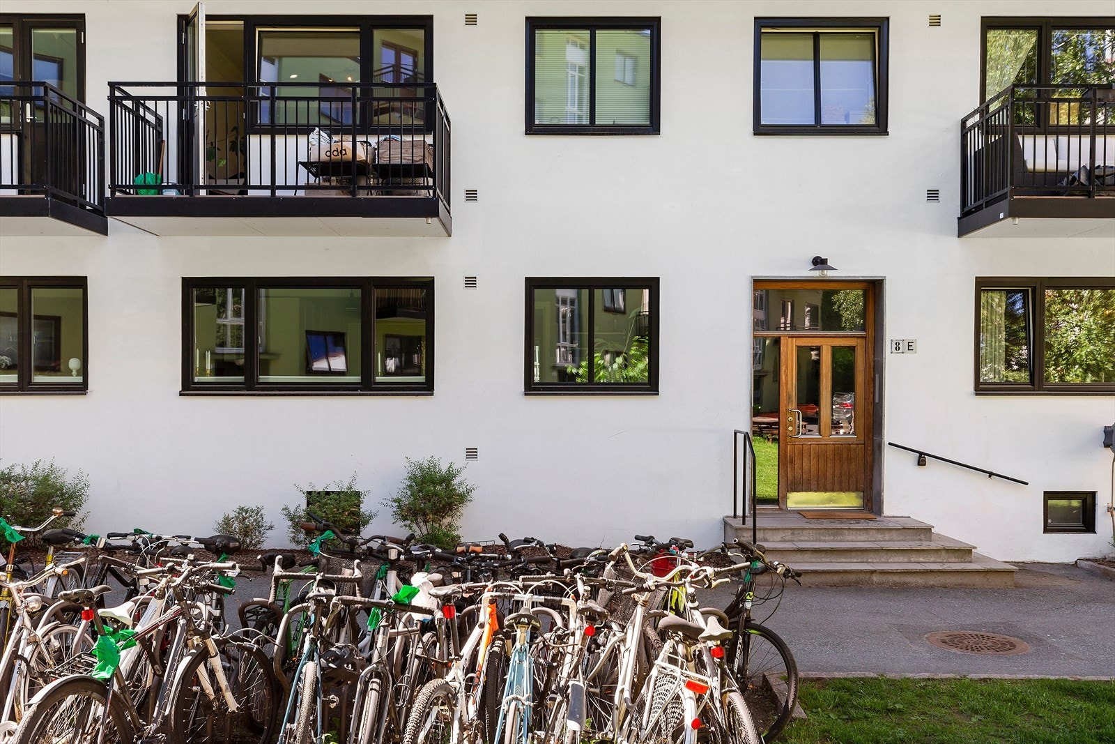 Eiendommen har en klassisk pusset fasade og en tilbaketrukket inngang mot bakgården Galleribilde