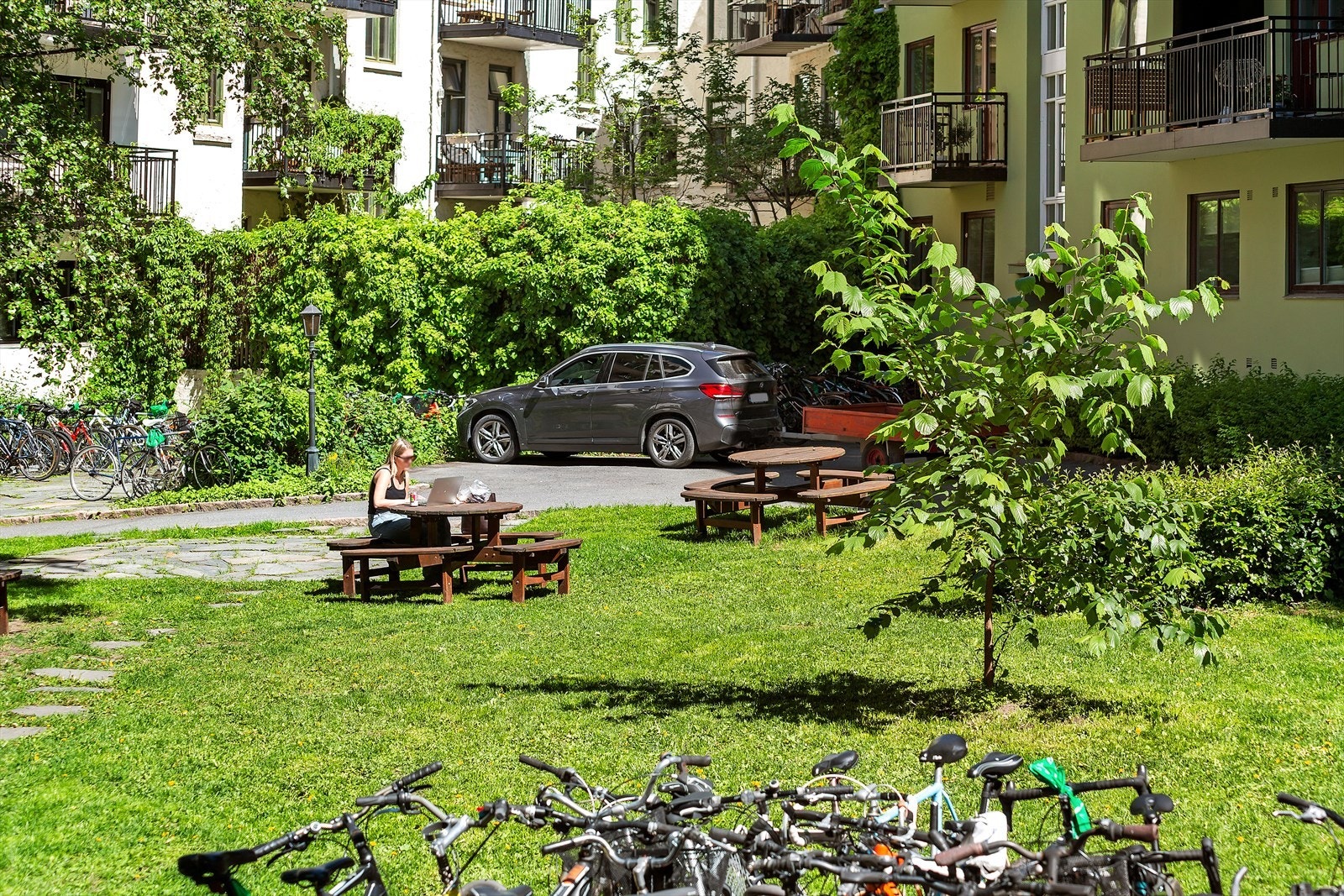 Opparbeidet bakgård med grøntarealer, sitteplasser og hyggelige omgivelser Galleribilde