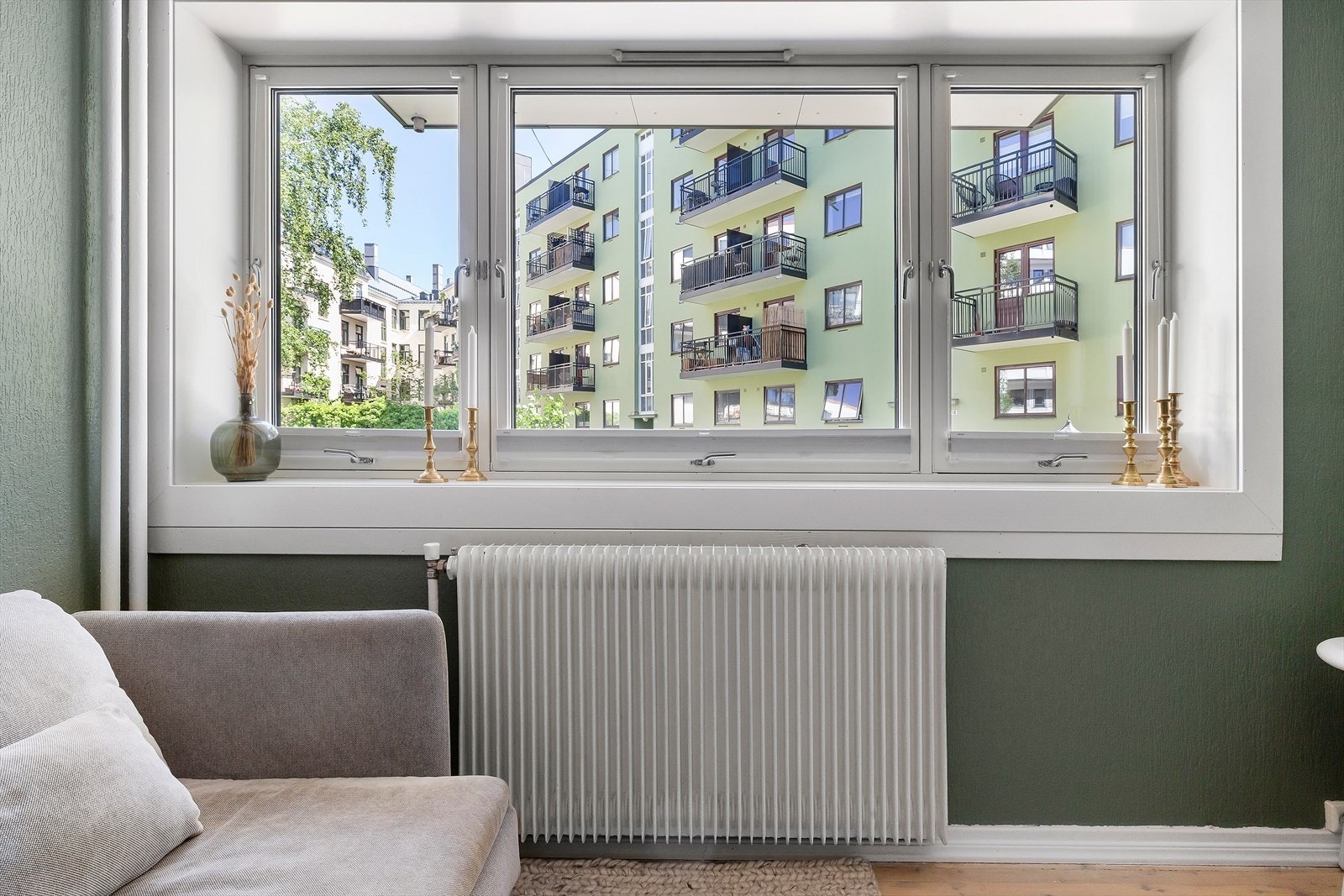 Vinduer med 3-lags glass fra 2018 og vannbåren oppvarming via radiator Galleribilde