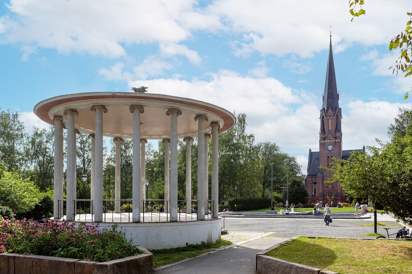 Birkelunden er et kjent grøntområde på Grünerløkka med park, paviljong og gode rekreasjonsmuligheter Galleribilde