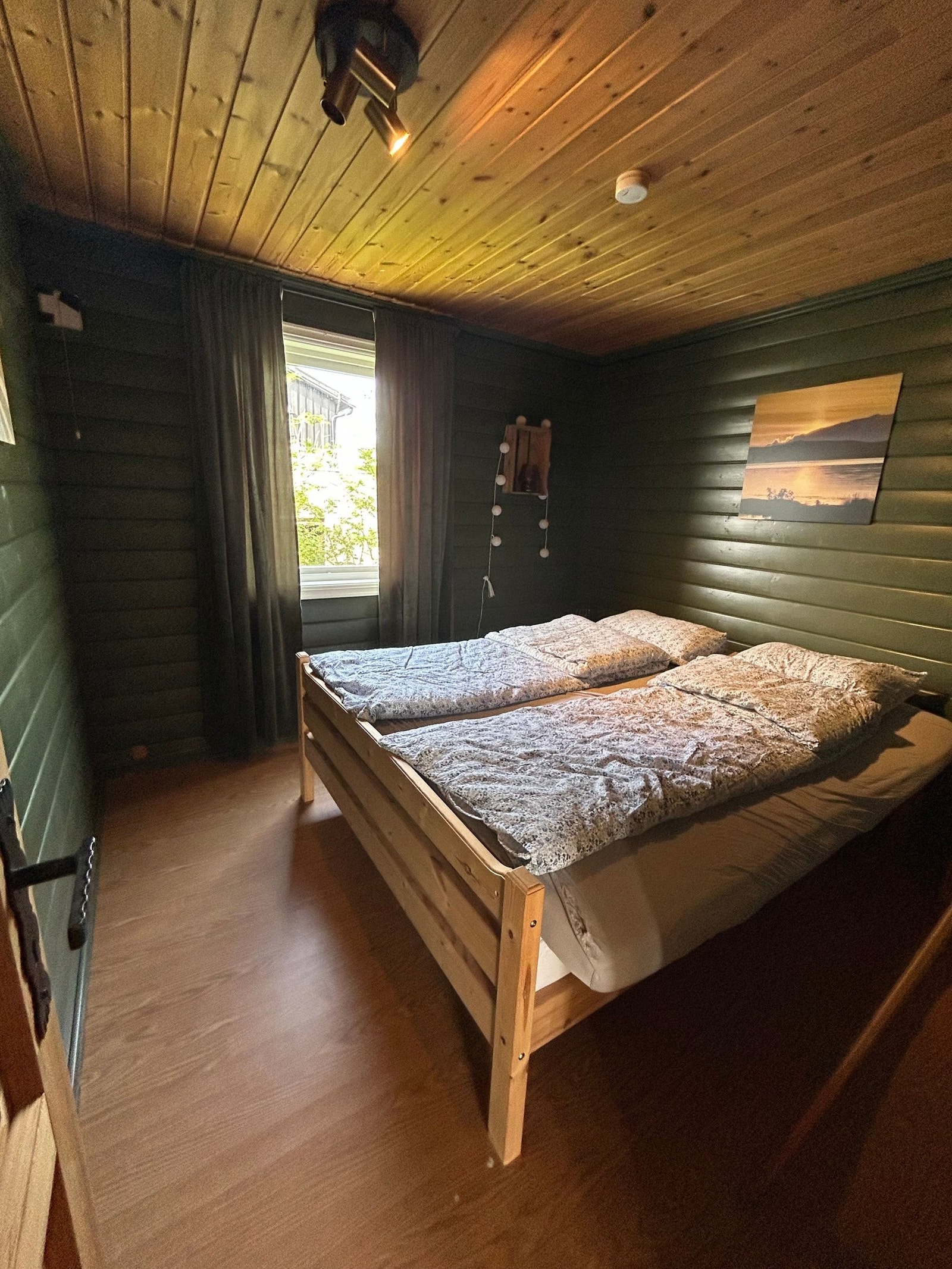 Soverom 1. Grønnrommet. Har taklys. Galleribilde