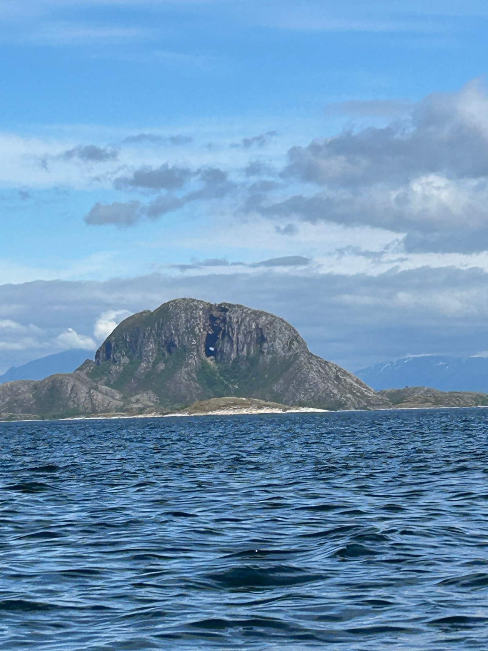 Torghatten er et populært turistmål. Gangturen opp til hullet skjer på en godt opparbeidet sherpatrapp, og tar rundt 20 minutter. Hvis man går opp på den ene siden, ned på den andre siden og rundt Torghatten tar det omtrent 1 time. Galleribilde