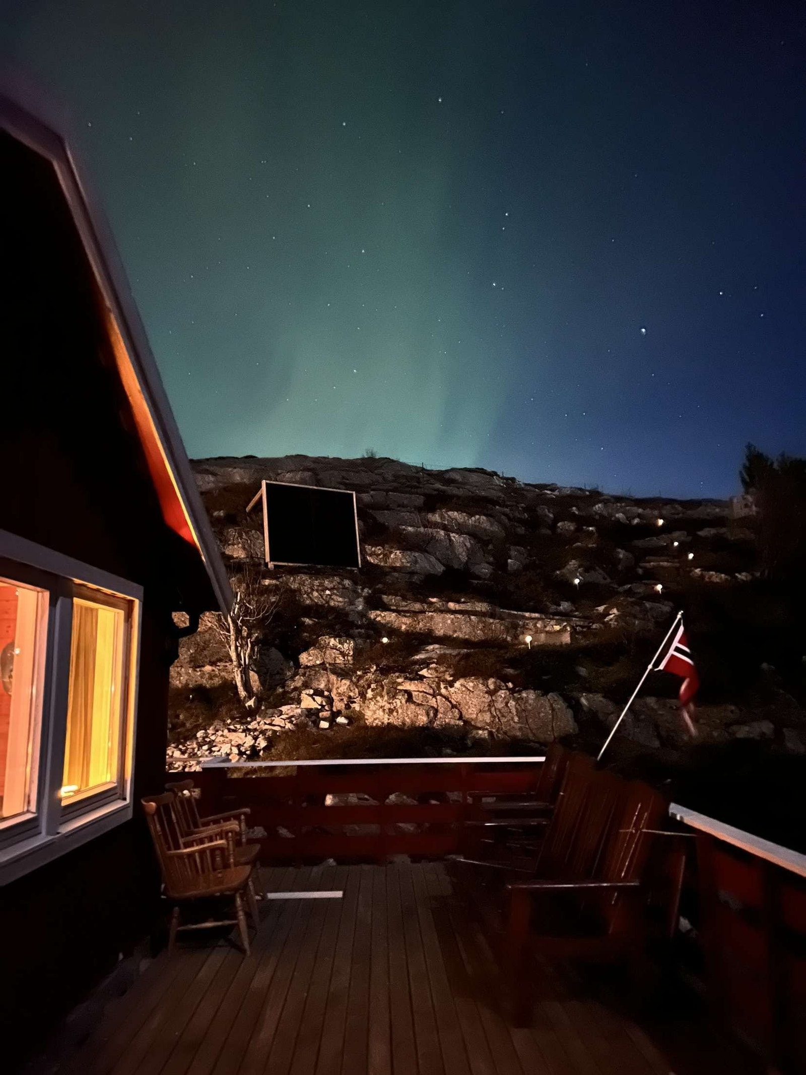 Nordlys.
Solcellepanelet.
Det er over denne knausen vi går til parkeringen. Galleribilde