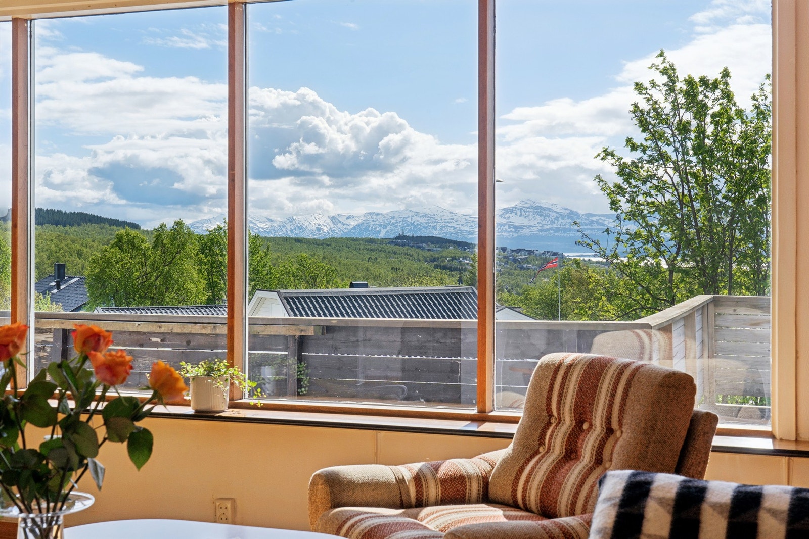 De store vinduene i stuen rammer inn den fine utsikten. Galleribilde