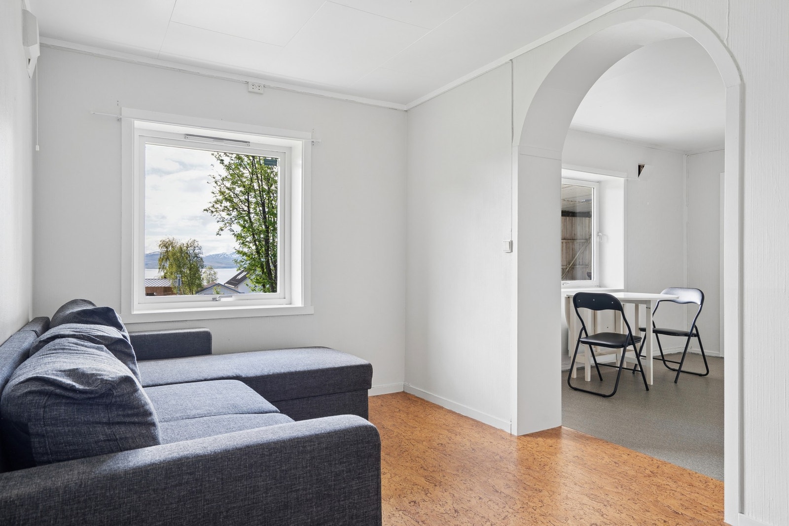 Lyst og innredet rom i underetasjen. Galleribilde