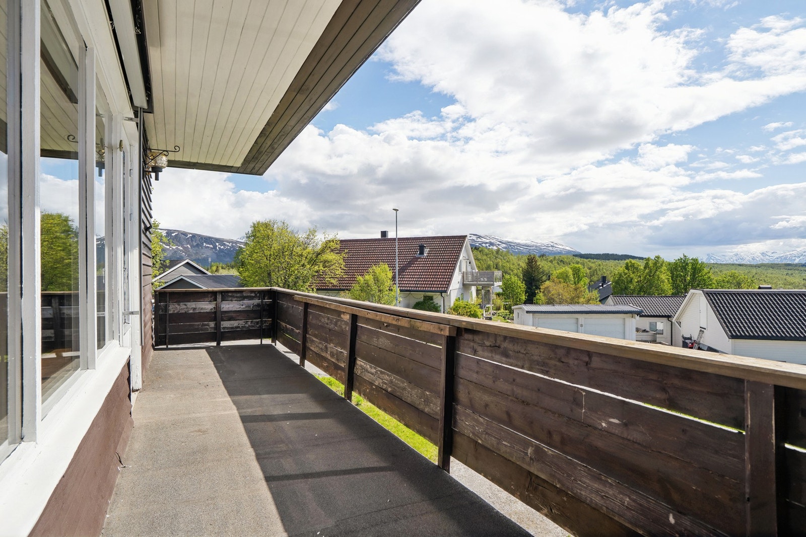 Den ene balkongen er vendt mot øst, og den andre mot vest. Galleribilde