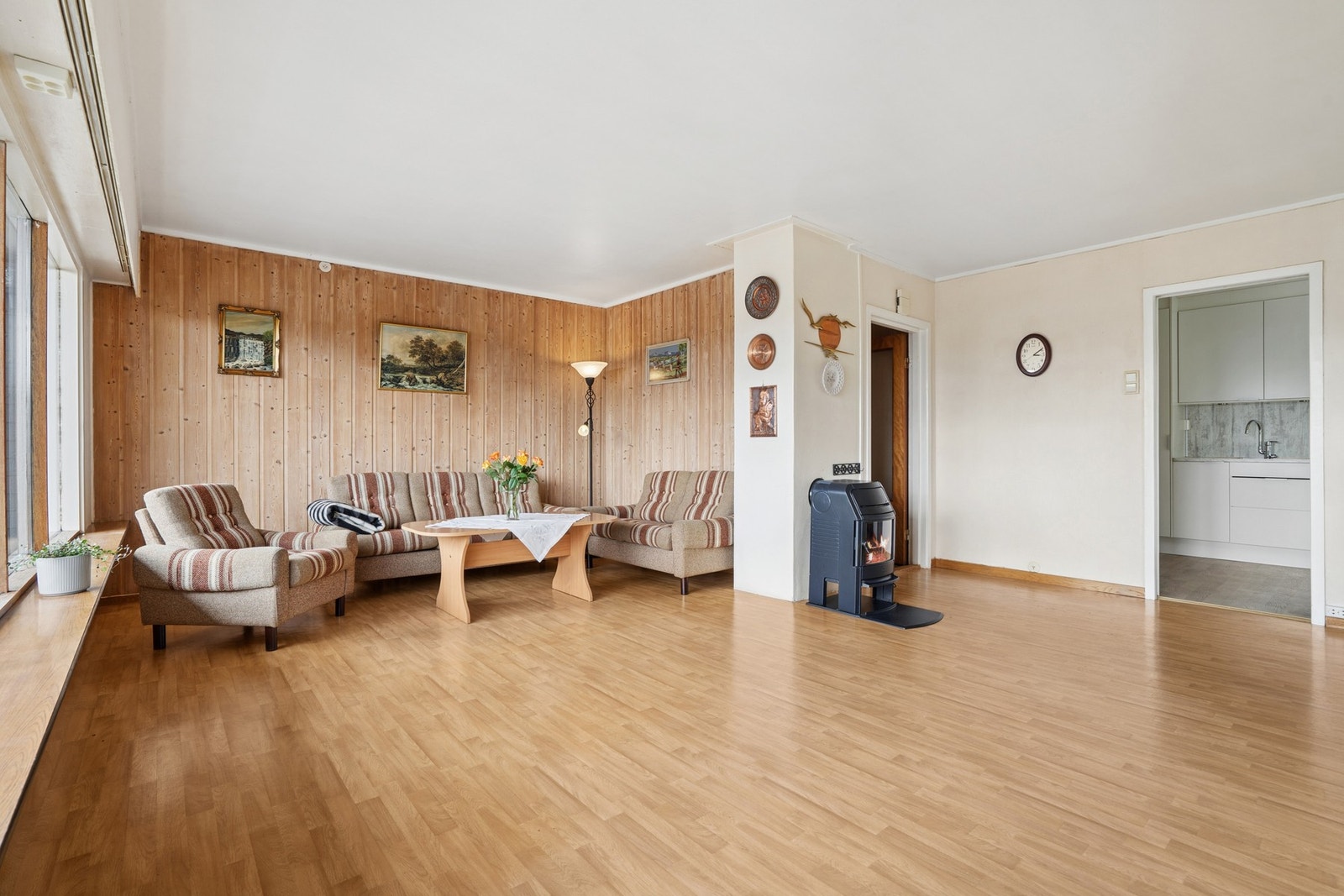 Stuen har god plass til både sofagruppe og spisebord. Galleribilde