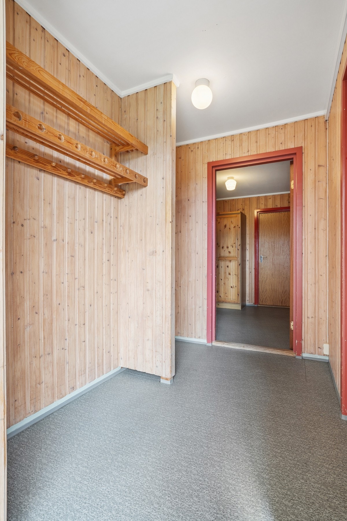 Praktisk entré med plass til oppbevaring av yttertøy. Galleribilde