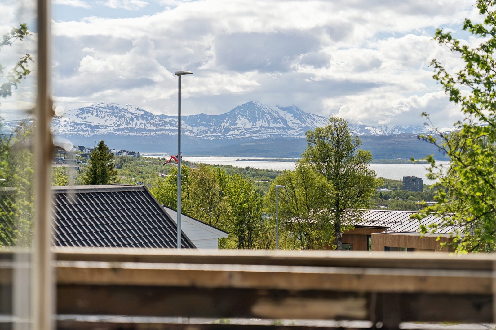 Fra eiendommen er det flott utsikt over nærområdet og fjellene. Galleribilde