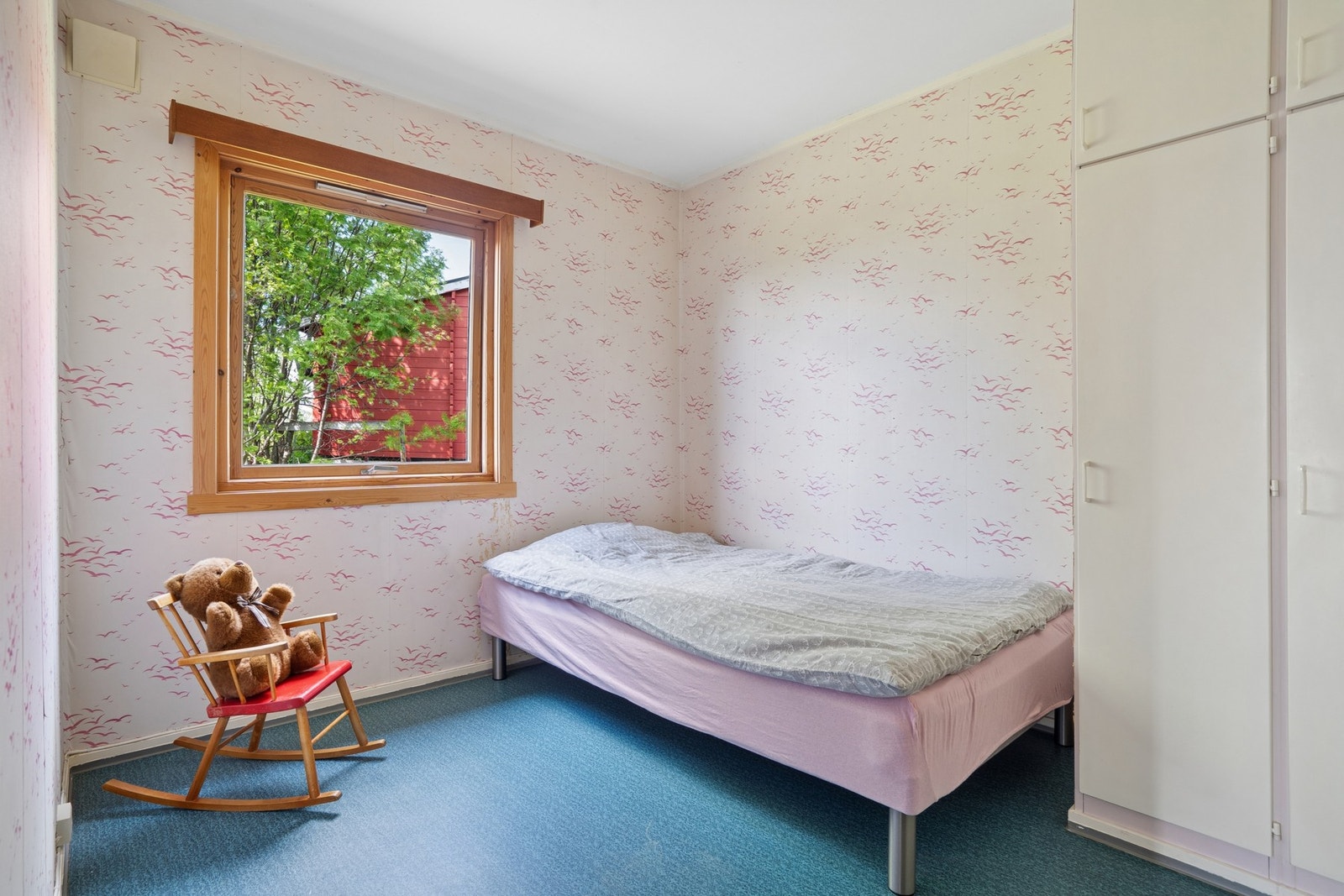 Det andre soverommet i etasjen egner seg godt som barnerom eller kontor. Galleribilde