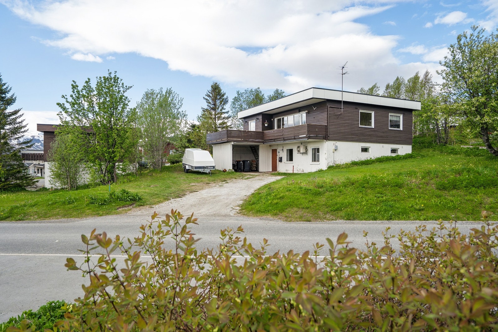 Eiendommen har to balkonger og en carport, beliggende i Sjømannsbyen/Mortensnes Galleribilde