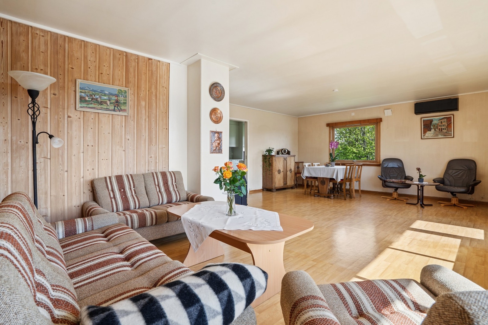 Vegger med trepanel og laminat på gulv. Galleribilde