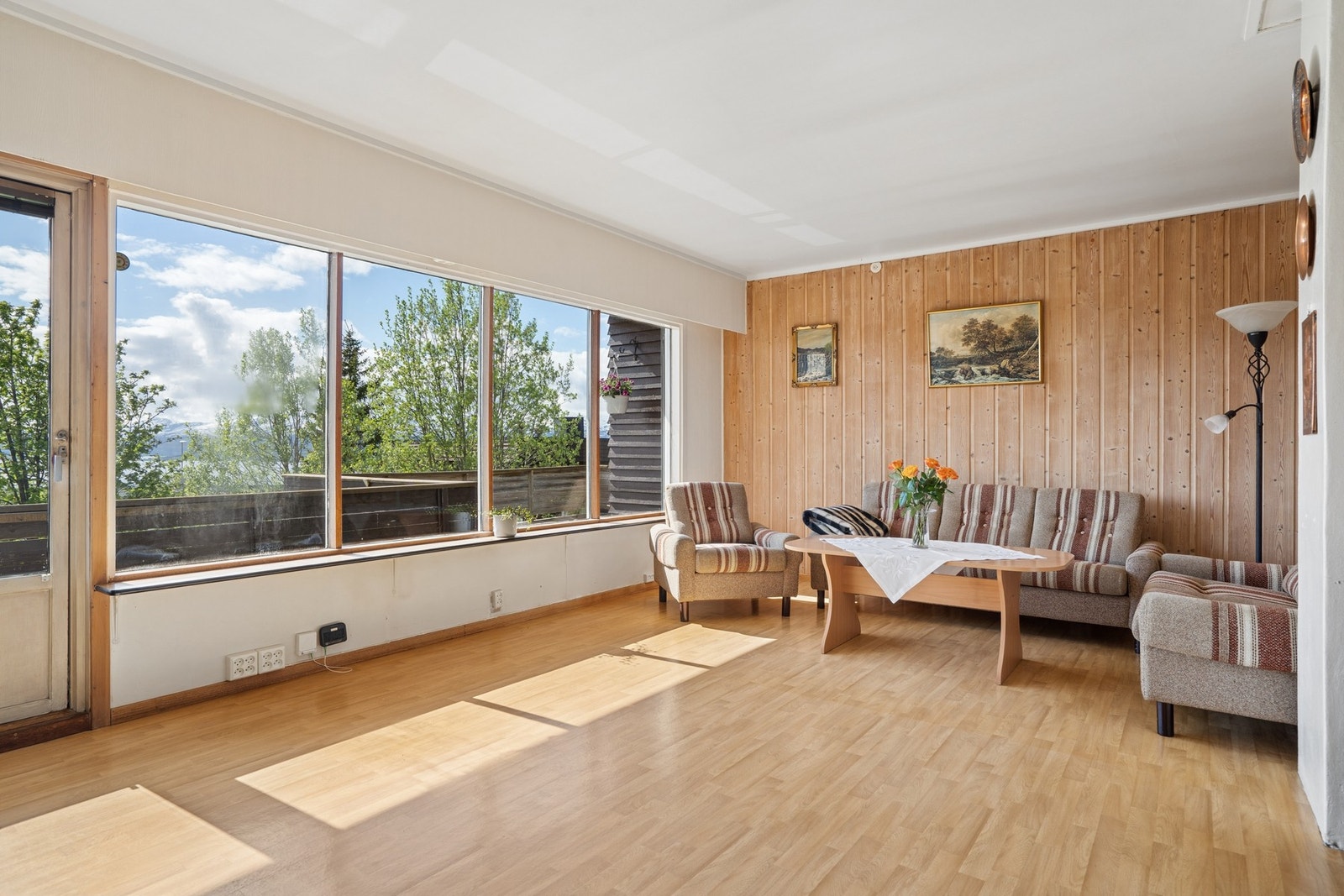 Fra stuen er det utgang til en av boligens to balkonger. Galleribilde