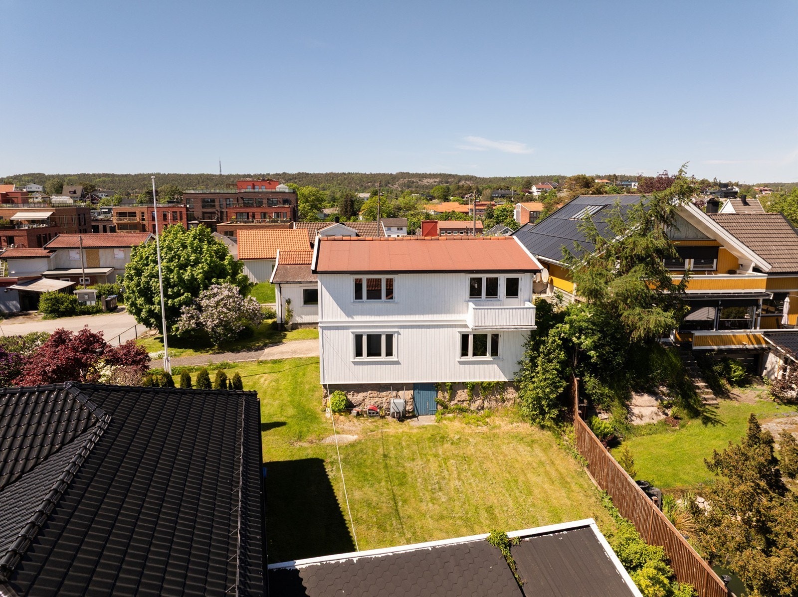 Både boligen og bryggerhuset bakenfor ble oppført på siste halvdel av 1800-tallet. Boligen ble påbygget i 1950. Begge er SEFRAK-registrert. Fotograf; Kristoffer Kristiansen. Galleribilde