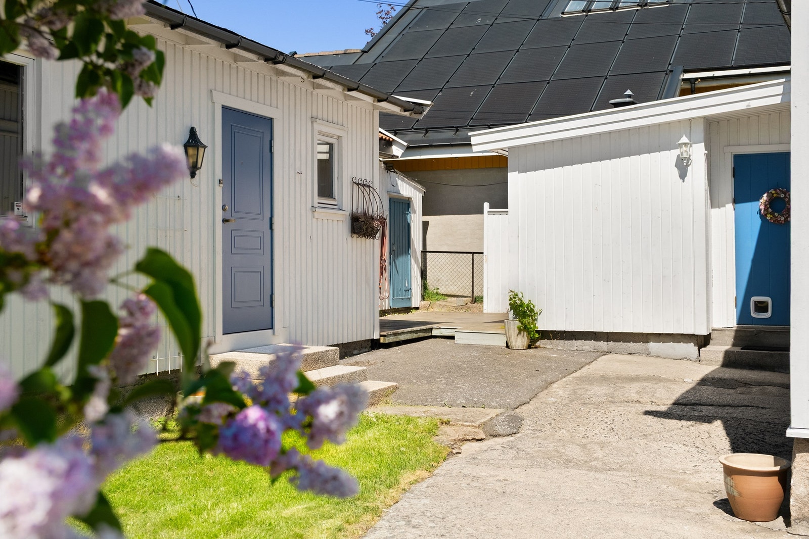 Utenfor inngangspartiene er det et tilbaketrukket, intimt og hyggelig tun. Galleribilde