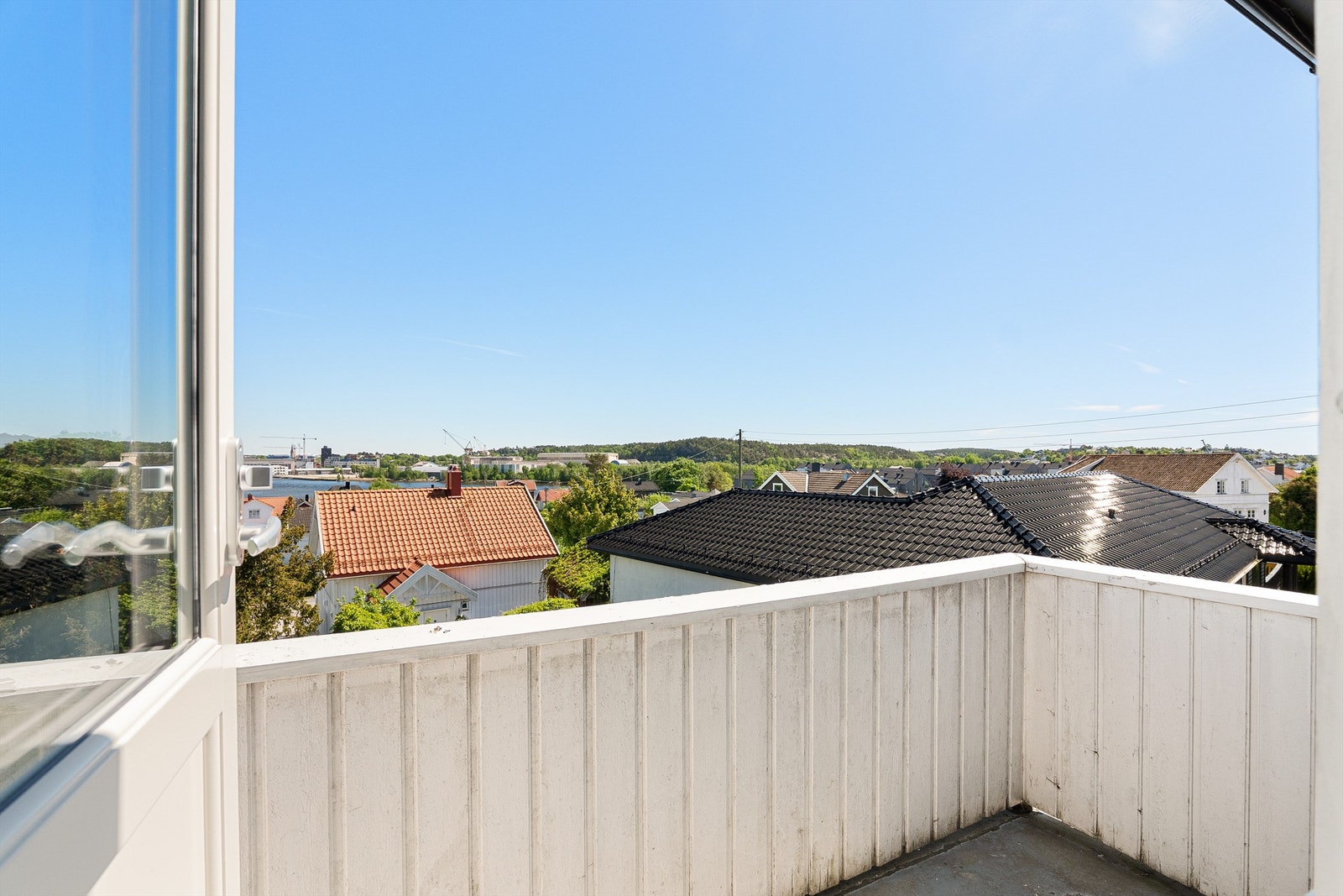 Både balkongen og soverommene på denne siden fylles av sol fra tidlig morgen. Galleribilde