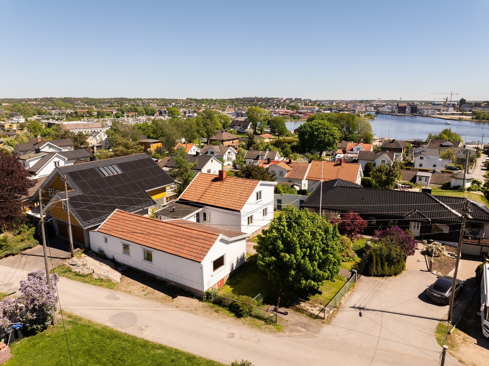 Biloppstillingsplass er anlagt på sørvestre hjørne av bryggerhusets tomt. Det er ellers gateparkering etter stedets bestemmelser. Galleribilde