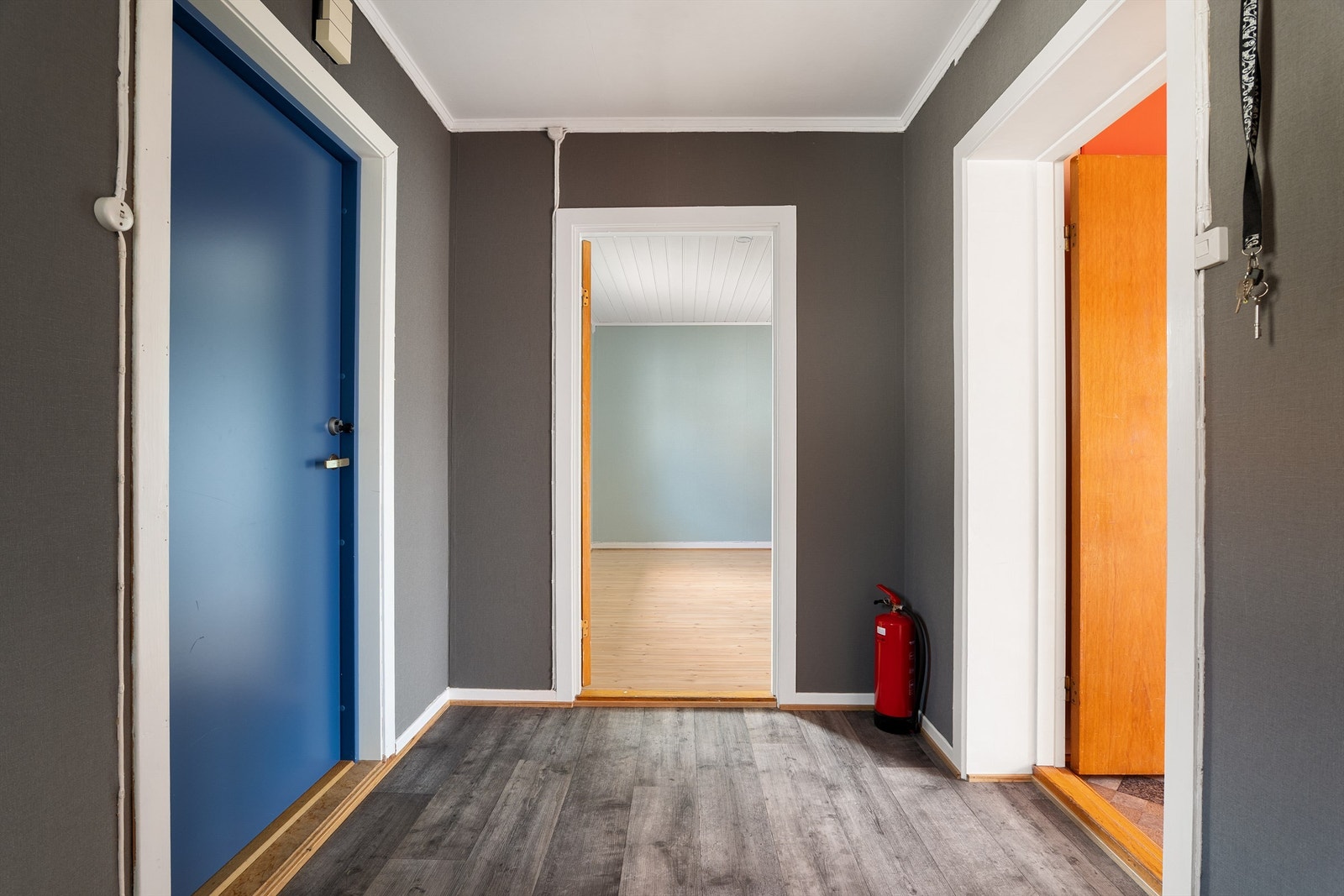 Innerst i bryggerhusets romslige entré er det plass til skap eller en skyvedørsgarderobe. Galleribilde