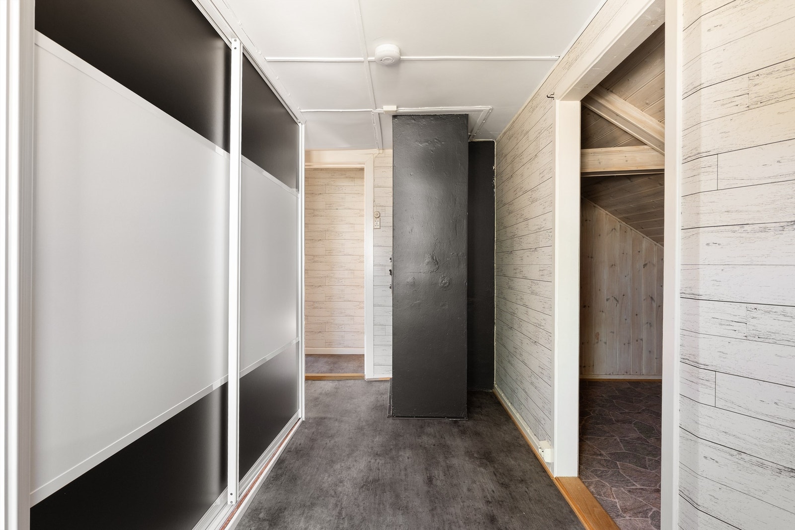 Gangen i andre etasje er utstyrt med praktisk skyvedørsgarderobe og har en åpent tilknyttet, romslig bod. Galleribilde