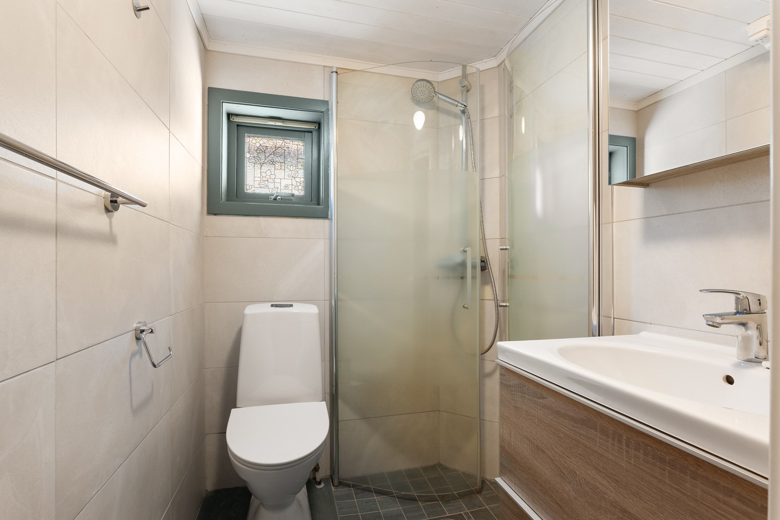 Badet er også pusset opp i nyere tid og tilknyttet entreens indre del.
Også dette har gulvvarme samt fliser på gulv og vegger. Galleribilde
