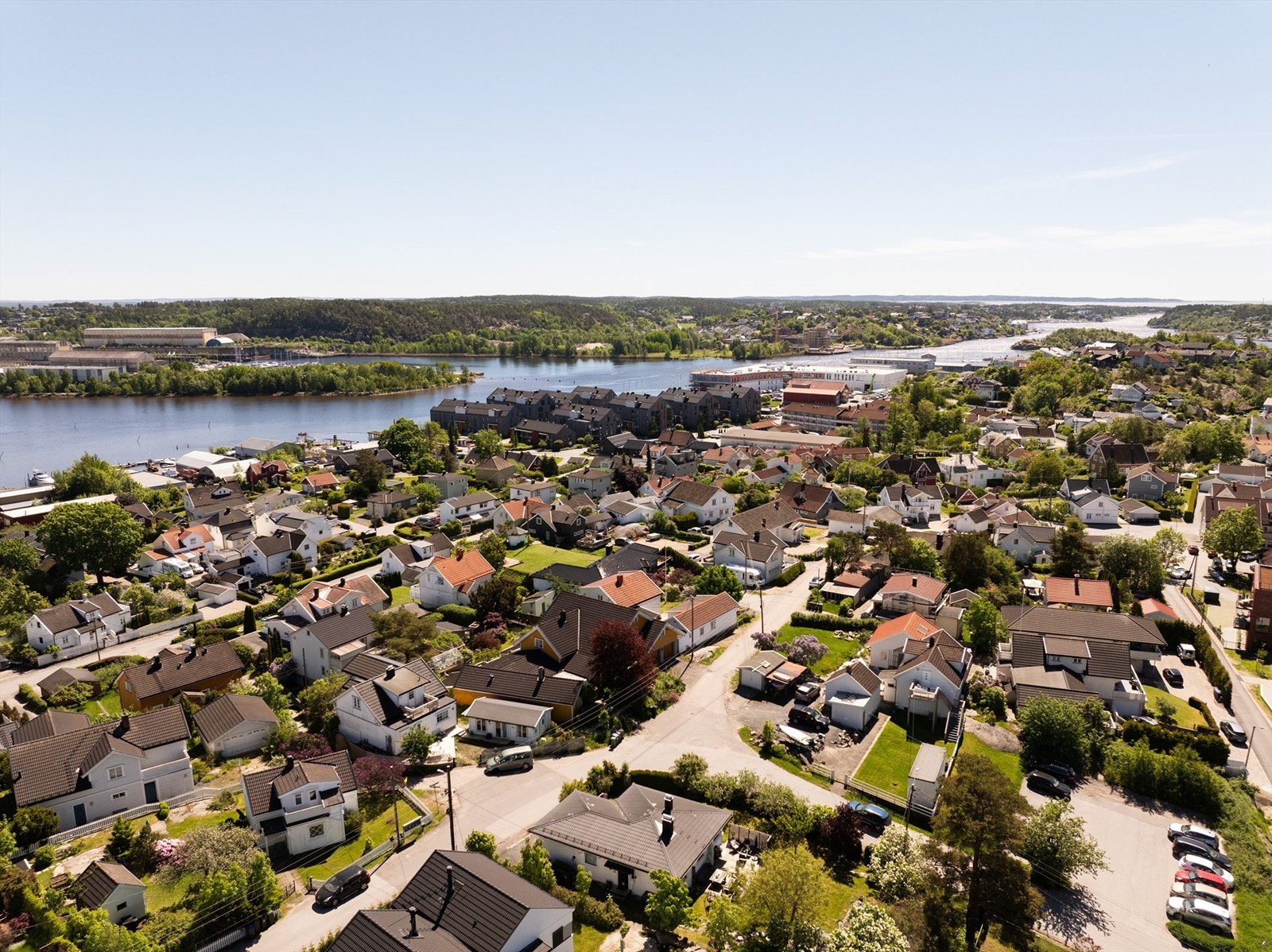 Fra boligen er det kun få minutters gangavstand til både fergeleie og bussholdeplasser, forretninger og alle tilbud i sentrum av Gressvik. Galleribilde