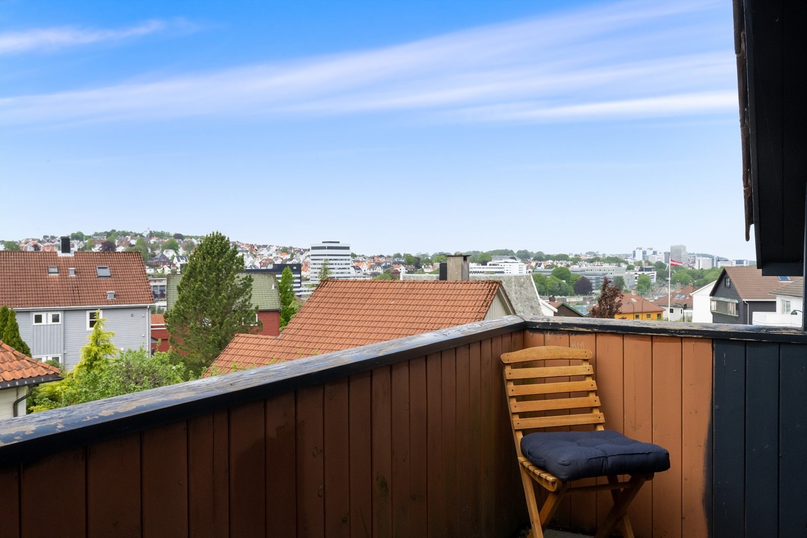Fin utsikt over hustakene i nabolaget. Galleribilde