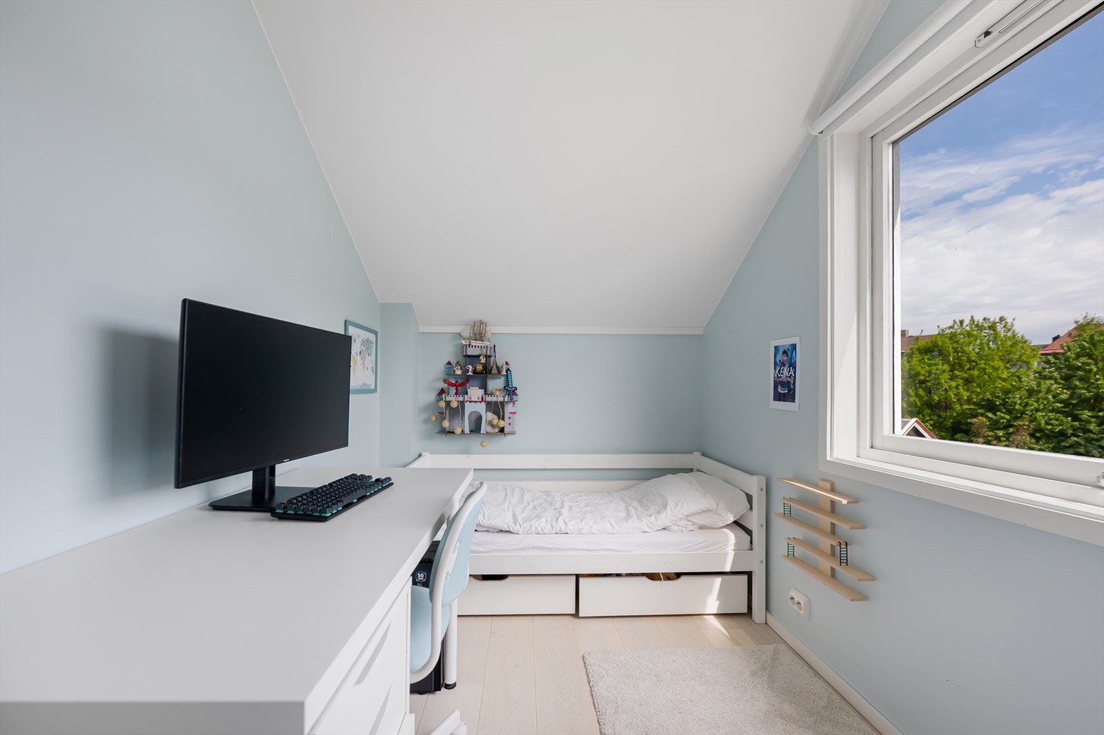 Et lyst rom som passer godt som barnerom eller kontor. Galleribilde