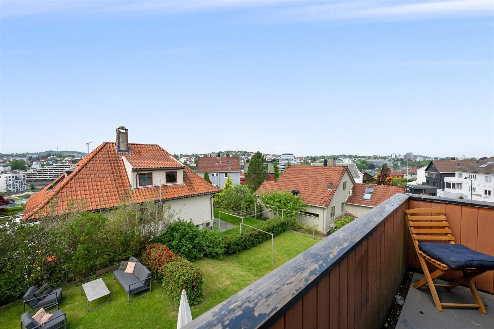 Fra stuen i andre etasje er det utgang til en balkong med utsikt over hagen. Galleribilde